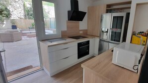 Una cucina moderna con forno a incasso, microonde e lavello.