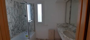 Secadora de cabello, toallas, jabón, papel de baño 