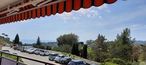 Property grounds - Top of Cassis sea view, beautiful apartment of 92m2, swimming pool in the residence (Cassis)