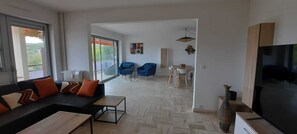Living area - Top of Cassis sea view, beautiful apartment of 92m2, swimming pool in the residence (Cassis)