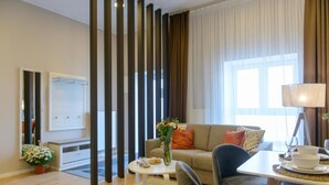 Una sala de estar moderna con un sofá, una mesa de centro y una zona de comedor.