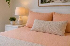 Classic Room - Cedarpoint Hotel (Toronto)