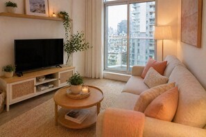 Classic Room | Living area - Cedarpoint Hotel (Toronto)