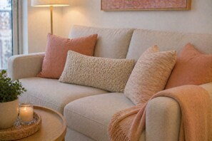 Classic Room | Living area - Cedarpoint Hotel (Toronto)