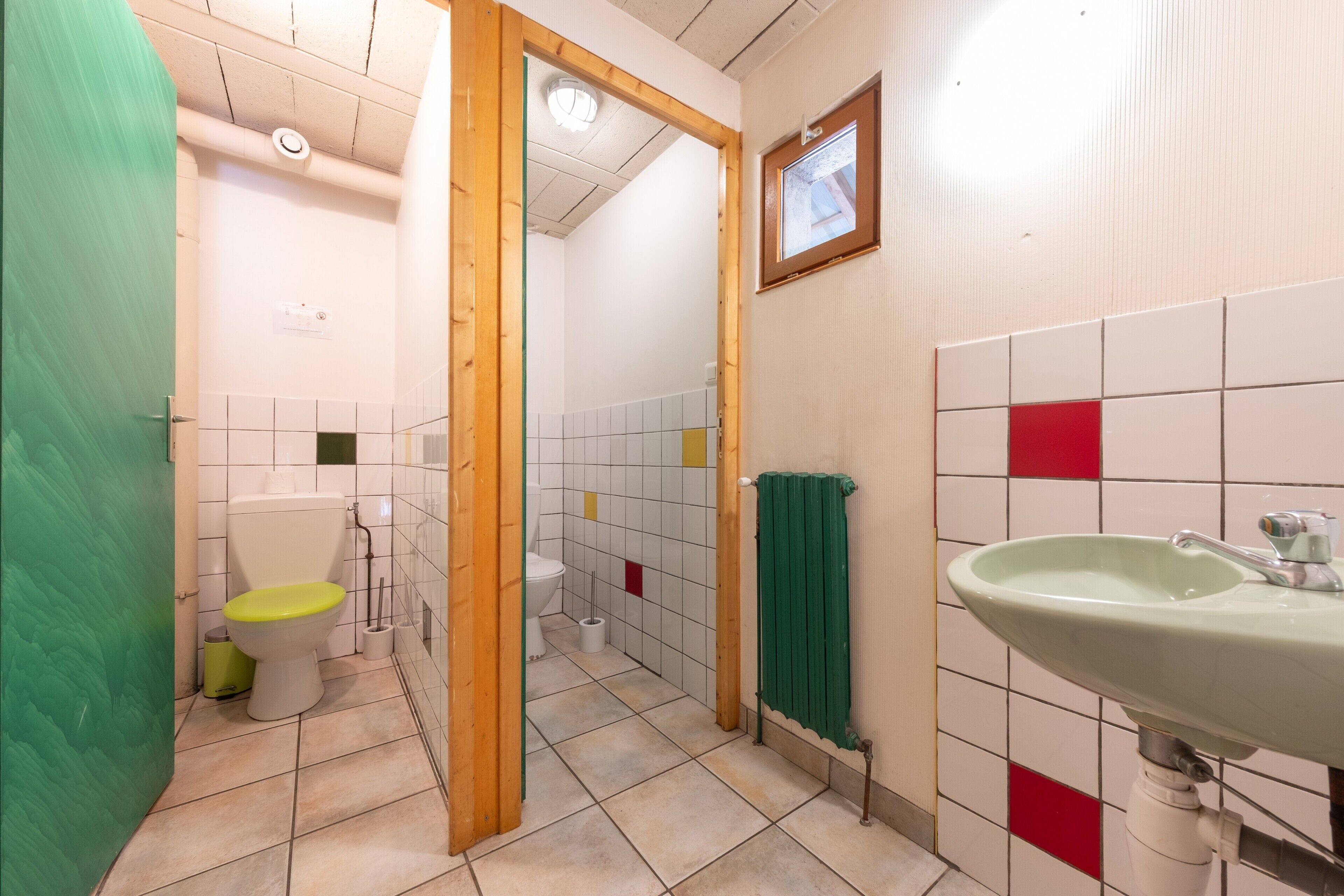 Een badkamer met toilet, wastafel en douche.