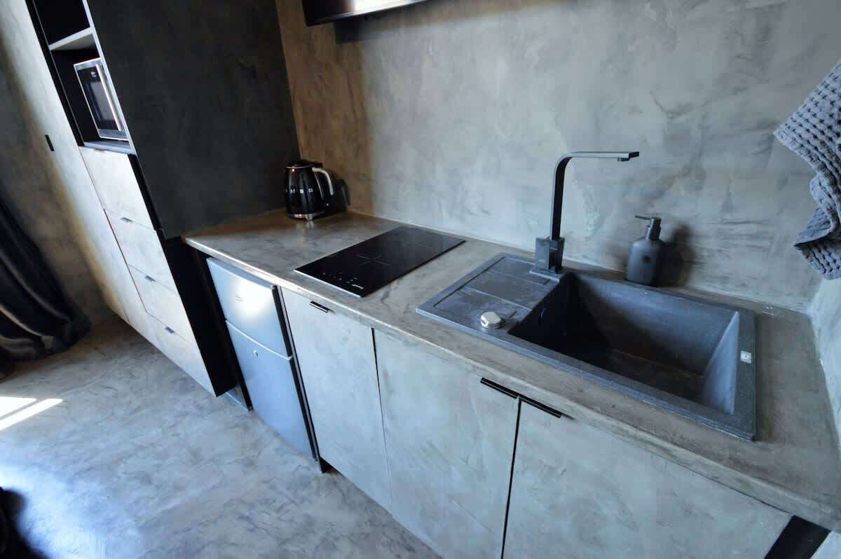 Cafetera y tetera, refrigerador, microondas y parrilla de estufa 
