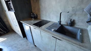 Cafetera y tetera, refrigerador, microondas y parrilla de estufa