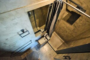 Shower, hair dryer, shampoo - Trendy City Pad in Vibrant Location (Cape Town)
