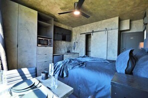 1 bedroom, iron/ironing board, WiFi, bed sheets - Trendy City Pad in Vibrant Location (Cape Town)