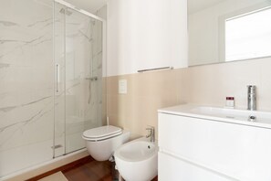 Shower, bidet, towels - GuestHost - Bright Balcony Flat X4 Gioia MM2 (Milan)