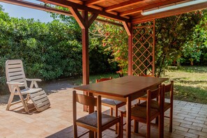 Outdoor dining - Villa 'La Spiaggia' in Castiglione della Pescaia (Pian D'alma)