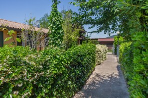 Property grounds - Villa 'La Spiaggia' in Castiglione della Pescaia (Pian D'alma)