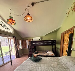 4 bedrooms, WiFi, bed sheets - Private 30-Acre Chalet - Hot tub,
Sauna, Trails (Townshend)