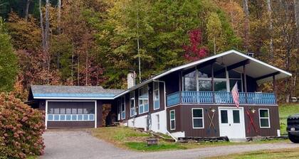 Private 30-Acre Chalet - Hot tub,
Sauna, Trails