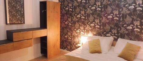Iron/ironing board, WiFi, bed sheets