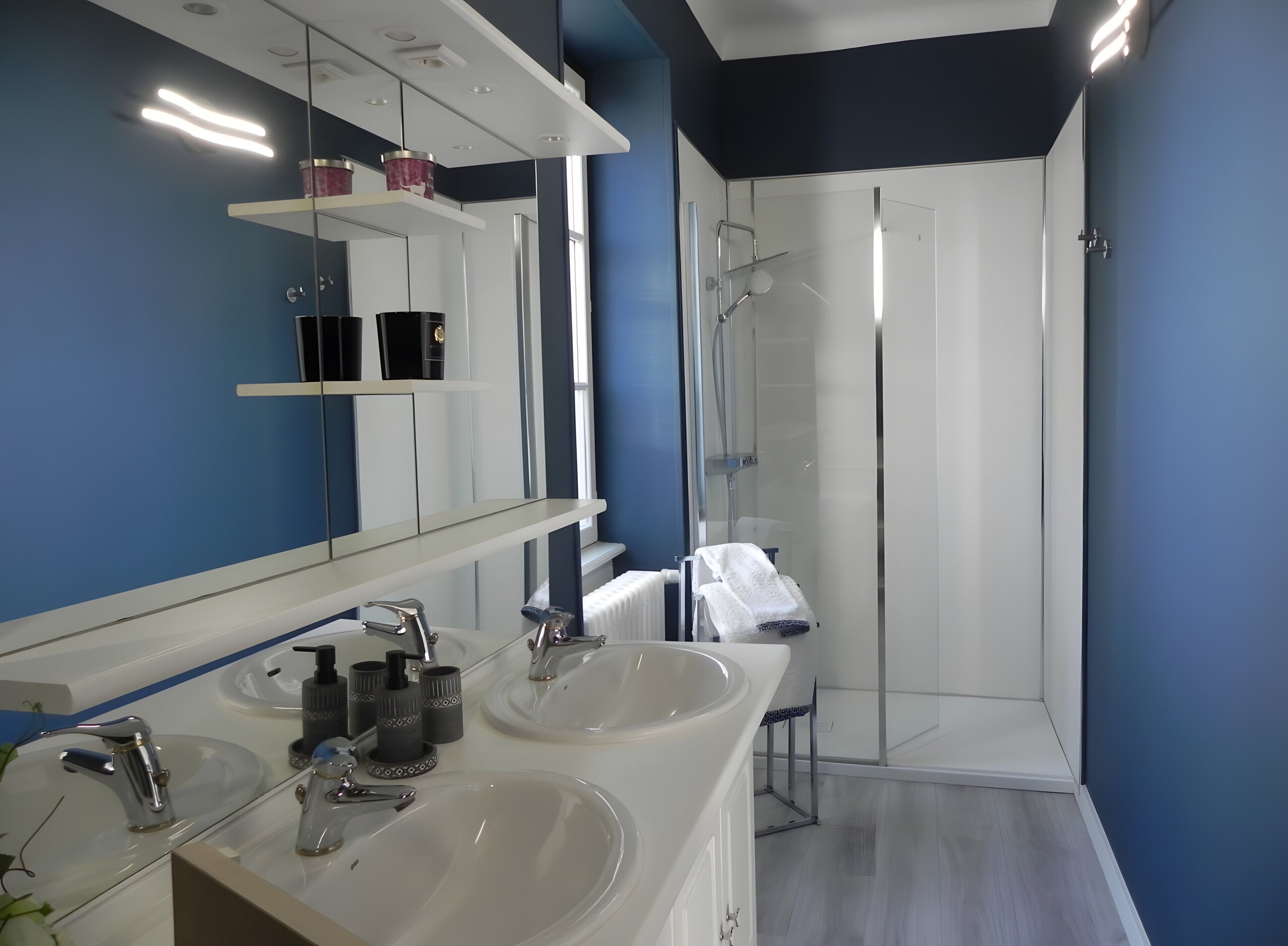 Een douche, een haardroger, handdoeken