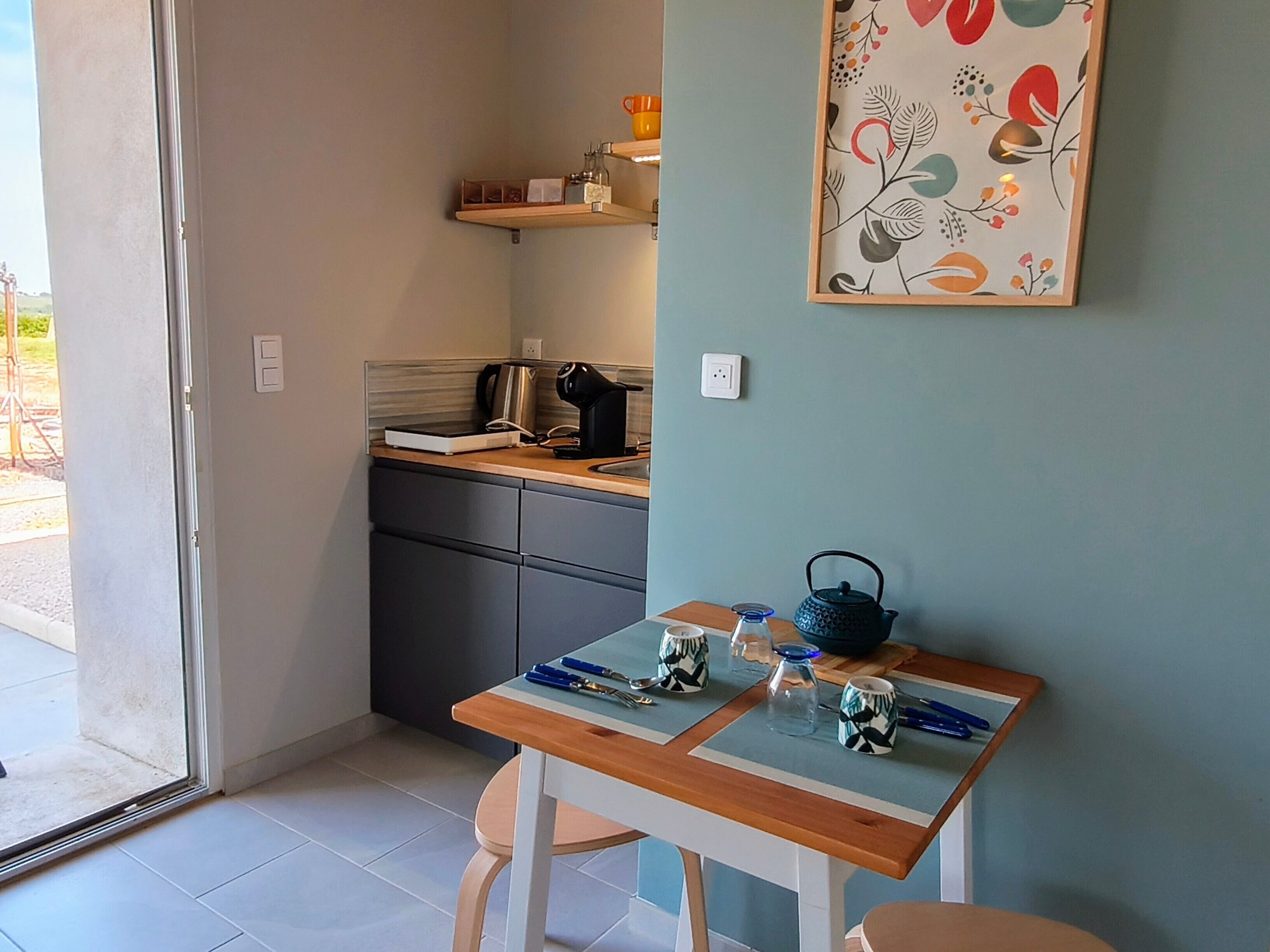 Fridge, stovetop, coffee/tea maker, electric kettle