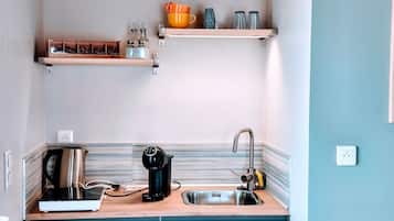 Kühlschrank, Herdplatte, Wasserkocher mit Kaffee-/Teezubehör