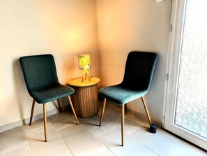Interior - Studio "Private Room, En-Suite Bathroom" with Private Terrace, Wi-Fi and Air Conditioning (Saulcet)