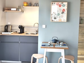 Fridge, stovetop, coffee/tea maker, electric kettle - Studio "Private Room, En-Suite Bathroom" with Private Terrace, Wi-Fi and Air Conditioning (Saulcet)