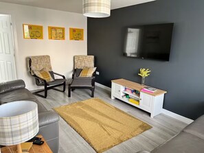 Living area - St Andrews Golf Getaway - 3.5 miles to Old Course + Private Putting Green (St Andrews)