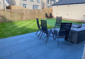Terrace/patio - St Andrews Golf Getaway - 3.5 miles to Old Course + Private Putting Green (St Andrews)