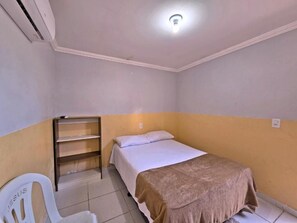 Quarto casal | Escrivaninha, espaço de trabalho para notebook, Wi-Fi de cortesia