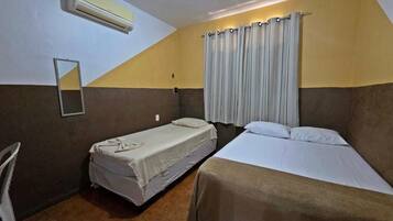 Triple Room | Desk, laptop workspace, free WiFi
