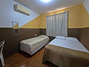 Escritorio, espacio para trabajar con laptop y wifi gratis 
