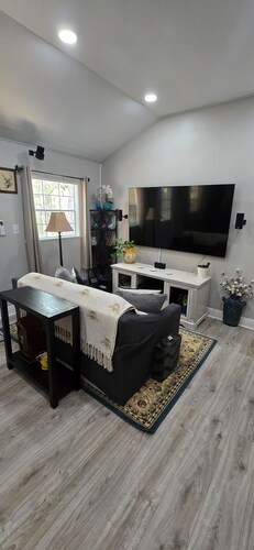 Tiny Home on 20 acres with Hot Tub, close to town