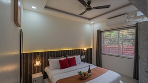 4 bedrooms, WiFi, bed sheets - 4-bedroom villa in  Metgutad Mahabaleshwar with private huge swimming pool (Metgutad)
