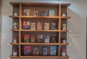 Ein Bücherregal mit verschiedenen Büchern, darunter Titel wie 'The Power of Positive Thinking' und 'Business Studies'.