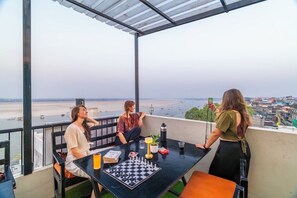 Outdoor dining - Madpackers Varanasi (Varanasi)