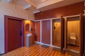 Bathroom - Madpackers Varanasi (Varanasi)