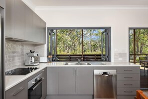 Frigorífico, microondas, horno y placa de cocina