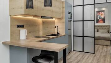 Horno, cafetera o tetera, utensilios de cocina y papel de cocina