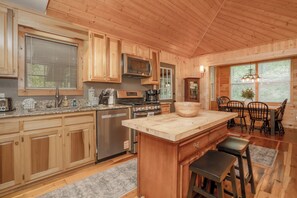 Fridge, microwave, oven, stovetop - BlueMoonOL: HotTub*Wifi*Pet-Friendly*Yard*FirePit*Games (Sevierville)