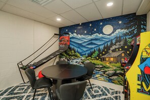 Children’s area - BlueMoonOL: HotTub*Wifi*Pet-Friendly*Yard*FirePit*Games (Sevierville)