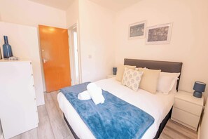 3 bedrooms, desk, iron/ironing board, WiFi - Town Centre Gem Bright and Spacious 3-Bed (Cardiff)