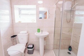 Shower, hair dryer, towels, shampoo - Town Centre Gem Bright and Spacious 3-Bed (Cardiff)