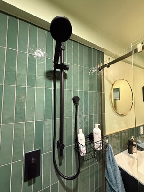 Douche, articles de toilette écologiques, serviettes fournies, savon