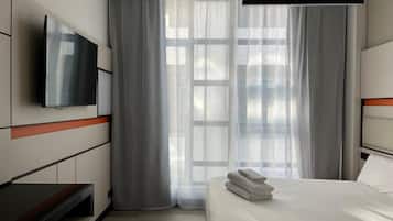 Luxe beddengoed, donzen dekbedden, een bureau, verduisterende gordijnen