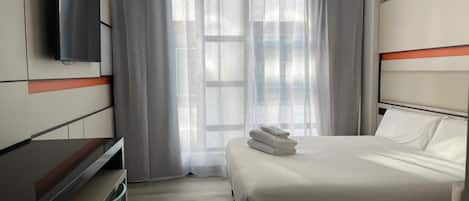 Bộ đồ giường cao cấp, chăn bông, bàn, màn/rèm cản sáng