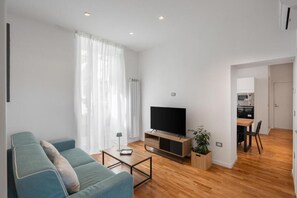 TV - Luxury Stay in the Historic Center with Balcony, Wi-Fi, and Air Conditioning (Napoli)