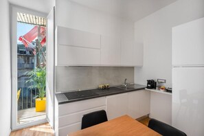 Fridge, microwave, oven, stovetop - Luxury Stay in the Historic Center with Balcony, Wi-Fi, and Air Conditioning (Napoli)