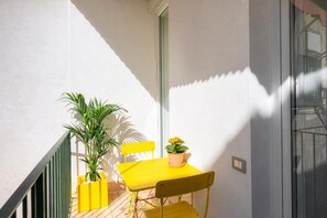 Outdoor dining - Luxury Stay in the Historic Center with Balcony, Wi-Fi, and Air Conditioning (Napoli)