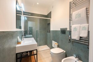 Shower, hair dryer, towels - Luxury Stay in the Historic Center with Balcony, Wi-Fi, and Air Conditioning (Napoli)