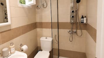 Economy Bungalow | Bathroom | Shower, free toiletries, hair dryer, towels