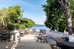 Outdoor dining - Physis Oikos Beachfront Apartments (Skiathos)
