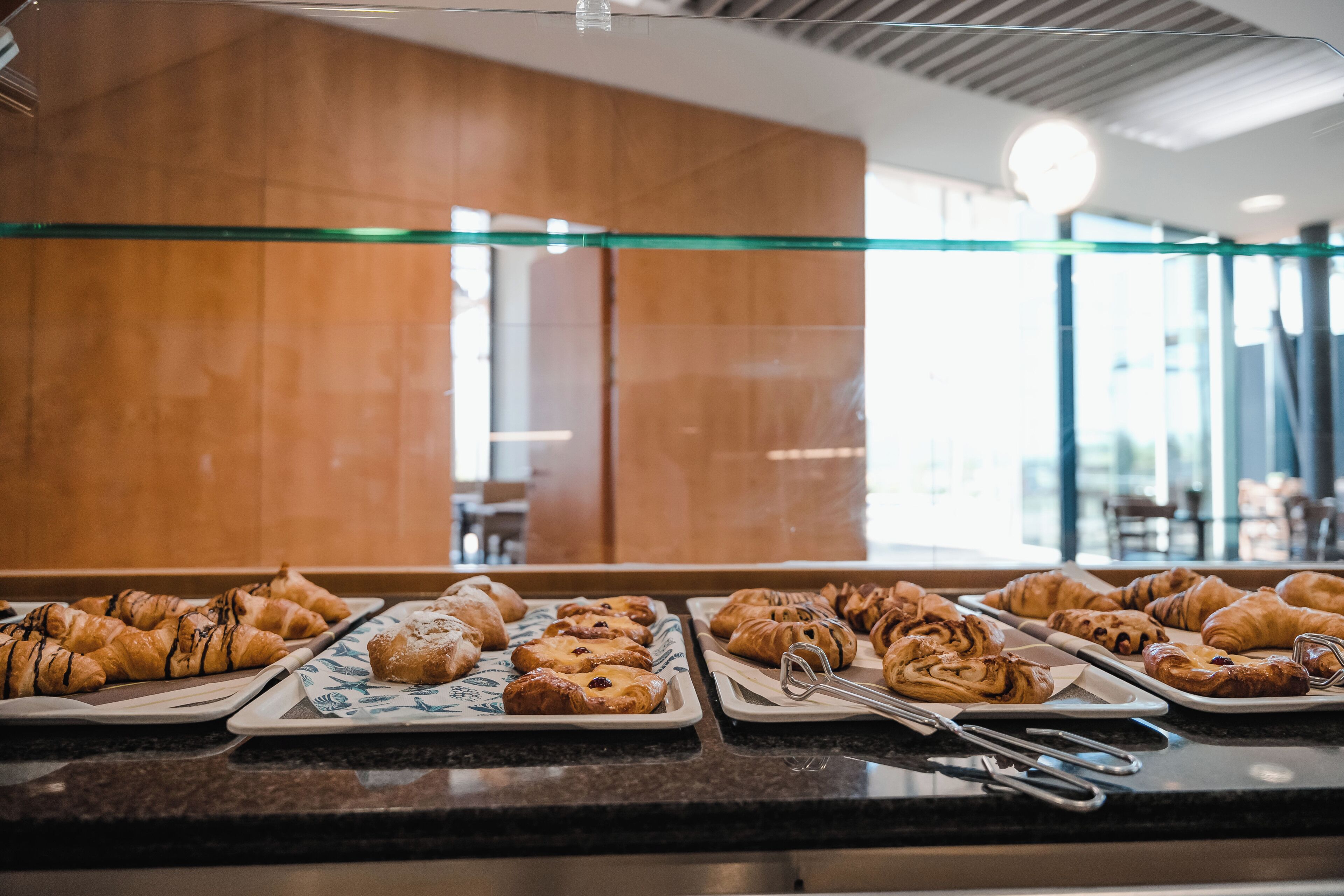 Tägliches Frühstücksbuffet gegen Gebühr
